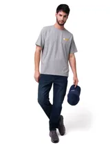 Remera de algodón gris melange de manga corta y cuello redondo, con pequeño logo estampado en el pecho.