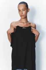 Camiseta de algodón color negro, con cuello redondo, manga corta y corte regular fit.