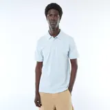 Remera polo de piqué color celeste, con cuello y bordes de mangas en tono contrastante, cierre frontal con botones y pequeño logo bordado en el pecho.