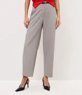 Pantalón de sastrería gris claro, de corte recto y tiro medio, confeccionado en crepé de poliéster y elastano. Presenta cintura con pasadores, bolsillos traseros embutidos y cierre frontal.