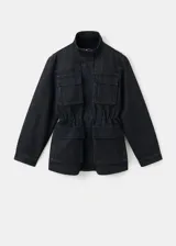 Parka de denim negro de corte largo, con cuello alto, cierre frontal oculto y múltiples bolsillos con solapa en el pecho y los costados. Cuenta con cordón ajustable en la cintura.