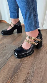 Zapato tipo guillermina de cuero charol negro con plataforma, taco ancho y doble tira con hebilla y estampado animal print de leopardo.