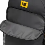 Mochila urbana Cat color gris, con compartimento principal amplio, bolsillo frontal con cierre, correas de compresión laterales, bolsillos laterales de malla y logo de la marca en parche amarillo.