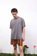 Remera de algodón con cuello redondo, mangas cortas y corte holgado. Presenta un pequeño logo estampado en el pecho y un diseño gráfico de mayor tamaño en la espalda.