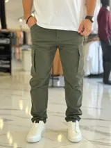 Pantalón cargo de gabardina color azul marino, de corte recto y múltiples bolsillos laterales.