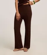 Pantalón de punto color marrón chocolate, de corte recto y cintura alta elástica.