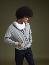 Buzo hoodie gris con capucha y cierre frontal.