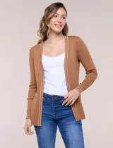 Cardigan de punto acanalado color tostado, con ribetes en contraste a lo largo de la apertura frontal, puños y bolsillos simulados. Cuenta con mangas largas y diseño abierto.