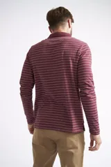 Polo de manga larga para hombre, con diseño a rayas horizontales blancas sobre fondo azul marino. Presenta cuello clásico, cierre frontal con botones y logo bordado en el pecho.