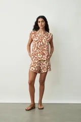 Short de tiro alto con estampado tipo ikat en tonos marrón óxido y blanco. Presenta un diseño con talle marcado y bolsillos laterales.