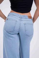 Pantalón de jean celeste, de corte wide leg y tiro bajo.