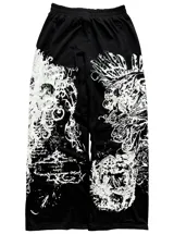 Jogging negro baggy con estampado serigrafiado en blanco en ambas piernas, cintura elástica y corte holgado.