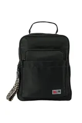 Mochila urbana de diseño compacto en color negro, confeccionada en tela técnica. Cuenta con un compartimento principal con cierre, un bolsillo frontal con cierre y un asa superior. Incluye un tirador de cierre decorativo con estampado animal print.
