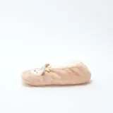 Pantuflas de felpa color beige con diseño de reno, interior forrado en material suave y detalles bordados en el frente.