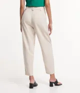 Pantalón de vestir de tiro alto, color beige claro, de corte recto y largo al tobillo. Presenta pinzas marcadas en el frente y bolsillos tipo parche en la parte superior.