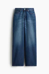 Jean de cinco bolsillos en denim de algodón lavado, modelo de tiro alto con piernas anchas y corte holgado.