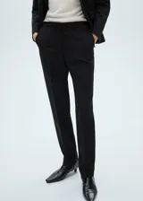 Pantalón de vestir negro de tiro medio con diseño de pernera recta, trabillas en la cintura y bolsillos laterales.