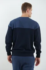 Sweater deportivo de hombre con escote redondo, diseño colorblock con la parte superior en gris claro y el cuerpo y mangas en negro. Presenta puños y cintura elastizados.