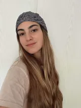 Casquete tejido a crochet con hilo de algodón y lurex en tonos grises.