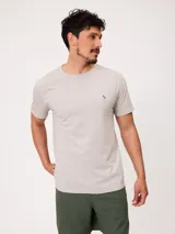 Remera gris melange de manga corta y cuello redondo, con pequeño logo bordado en el pecho.