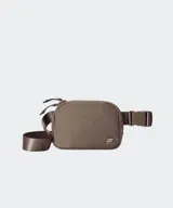Riñonera Fabletics The Belt Bag de color negro, con cierre de cremallera, correa ajustable y el logotipo de la marca estampado en el frente.