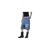 Bermuda de jean de corte holgado estilo jorts, color azul clásico con efecto desgastado. Presenta un diseño de cinco bolsillos, costuras reforzadas y un estampado tipográfico en color blanco con la inscripción 'EME STUDIOS BADGE' en la pierna derecha.