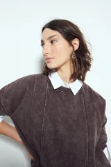 Buzo negro con efecto lavado y costuras verticales a la vista, de calce relajado.