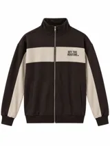 Campera deportiva marrón oscuro con franja horizontal en el pecho y bandas en las mangas de color beige. Presenta cierre frontal completo, cuello alto, bolsillos laterales y puños y cintura elásticos. Incluye el texto "OFF THE ROUTINE" estampado en el pecho.