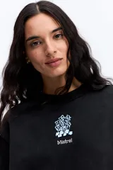 Buzo de algodón con efecto acid wash y diseño vintage. Presenta cuello redondo, mangas largas con puños acanalados, bolsillo frontal tipo canguro y estampa gráfica pequeña en el pecho.