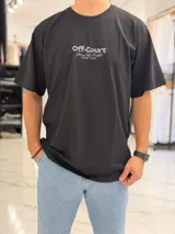 Remera oversize color beige con diseño bordado en el pecho con las palabras Off Court Game Set Match Duxon Team.