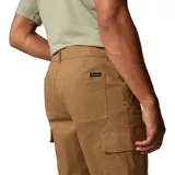Pantalón cargo de corte recto en color marrón, confeccionado en tejido elástico con tecnología de protección solar. Cuenta con bolsillos laterales tipo cargo con cierre de velcro, bolsillos para las manos y bolsillos posteriores.