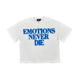 Camiseta blanca de manga corta con estampado frontal en color azul que incluye la frase 'EMOTIONS NEVER DIE' decorada con apliques de strass.