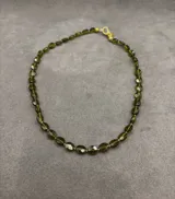 Collar de piedras semipreciosas facetadas en tono ámbar, con cierre metálico con baño de oro 18k.