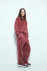 Buzo canguro color marrón oscuro con efecto lavado, calce relajado, capucha integrada, bolsillo frontal tipo canguro y terminaciones clásicas en puños y ruedo.