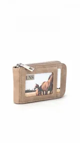 Tarjetero de diseño compacto en color tostado, con cierre perimetral metálico y visor frontal transparente para identificación o tarjetas.