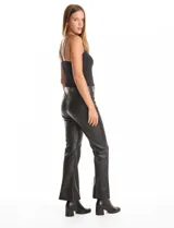 Pantalón bootcut de cuero sintético color negro, con costuras verticales decorativas en el frente y detalle de tachas metálicas en la cintura.