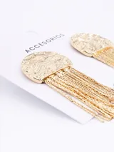 Aros colgantes con base semicircular de textura martillada con estampado camuflado y flecos de cadena dorada.