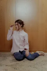 Chaqueta rosa de sarga de algodón, con cuello y puños con volados.