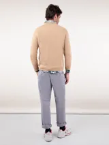 Sweater de cashmere color beige con cuello en V y logo bordado en el pecho.