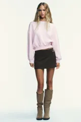 Sudadera de felpa de algodón con cuello redondo, manga larga y acabados en rib en puños y ruedo.