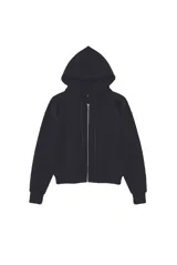 Campera gris con cierre frontal, capucha y hombros descubiertos.