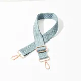 Correa para cartera color verde petróleo con diseño geométrico y herrajes metálicos dorados.