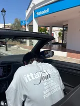 Remera celeste de corte recto con estampado en la espalda que incluye el texto "Itta Stars Tour" y una lista de ciudades: Ibiza, Madrid, Andorra, Barcelona y Formentera.