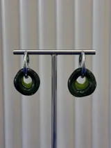 Aros de argolla de plata 925 con dijes circulares de vidrio en colores verde musgo y verde lima.