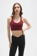 Top deportivo de color bordó con cuello en V, breteles regulables y diseño ajustado al cuerpo.
