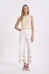 Crop top tejido sin mangas, con cuello redondo y diseño ajustado.
