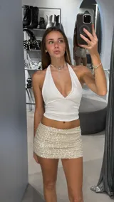 Minifalda plateada con lentejuelas y frunces laterales.