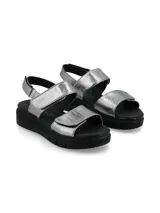 Sandalia de cuero metalizado color plateado, con tiras ajustables con velcro, suela plataforma negra de poliuretano y diseño cómodo para uso diario.