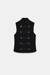 Chaleco negro de cuello subido y manga sisa, con cierre frontal oculto y detalle de botones decorativos metálicos en estilo militar.