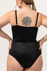 Body modelador reductor color piel, strapless, con aro y copa. Breteles regulables desmontables. Reforzado en zona abdominal para mayor contención. Broches en entrepierna con fundillo en algodón 100%.